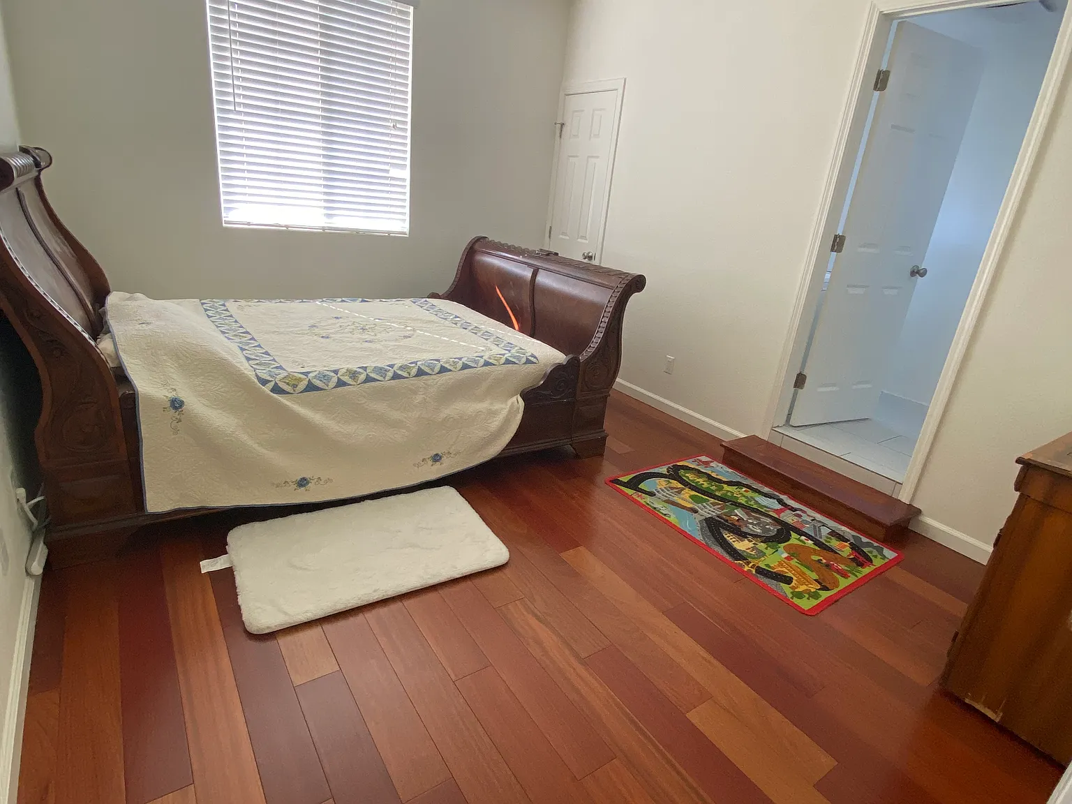 5 bed, 2489 sqft, $1,050 — Photo 4