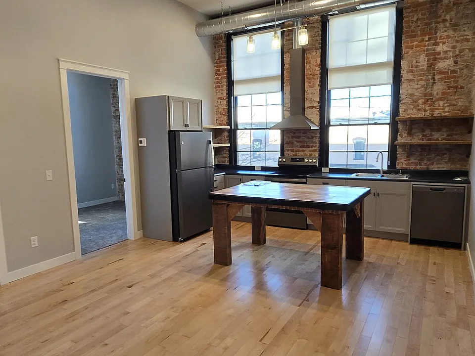 218 N Locust St #210