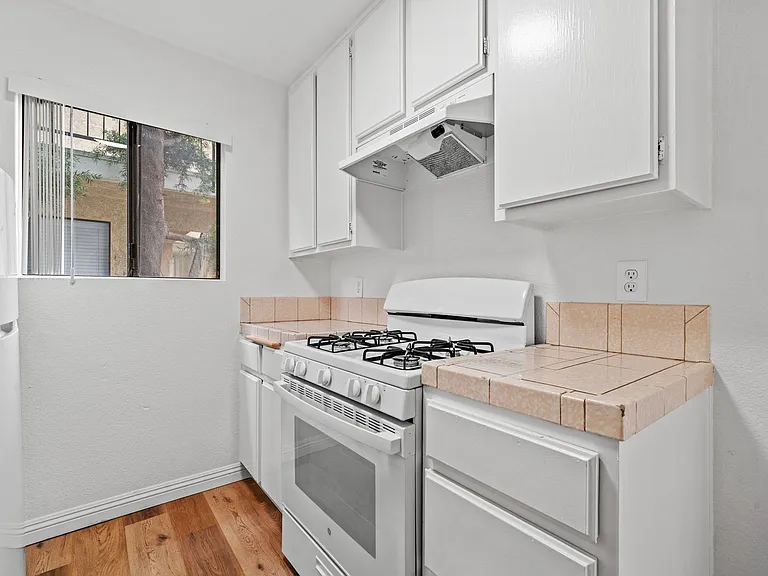 1026 Roswell Ave — Photo 5