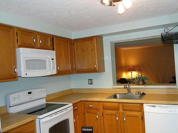 3rd image of 14 Teaneck Ct