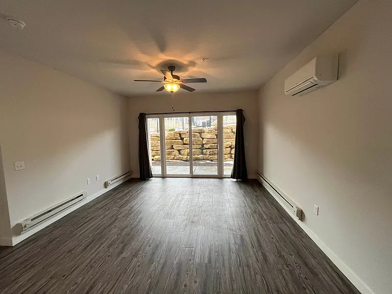Cottage Grove Commons: Limestone — Photo 117