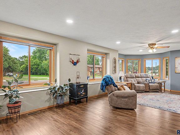 4th image of 905 N Union Ave
