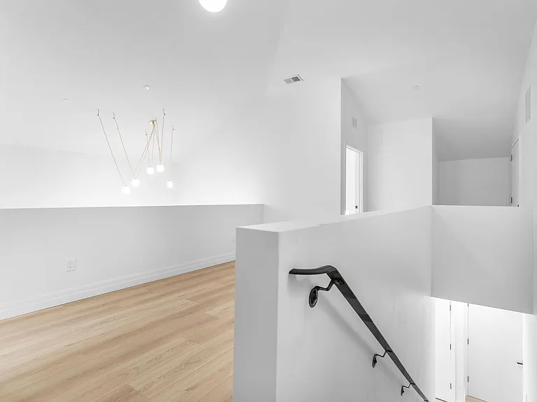 41 N Main St — Photo 9