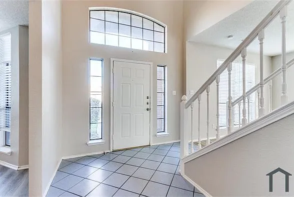 5 bed, 2338 sqft, $3,700 — Photo 2