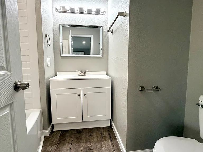 312 Twyman Sq — Photo 4