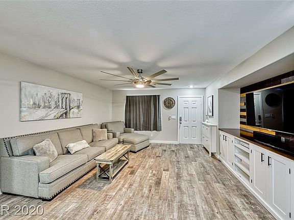 3rd image of 933 Medina De Leon Ave