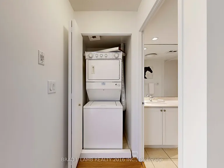 245 Davisville Ave #302 — Photo 13