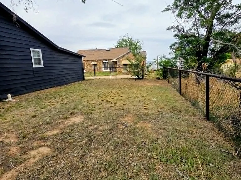 2606 Avenue V — Photo 25