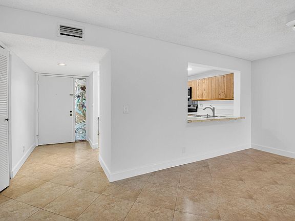 4th image of 5533 Fairway Park Drive #103