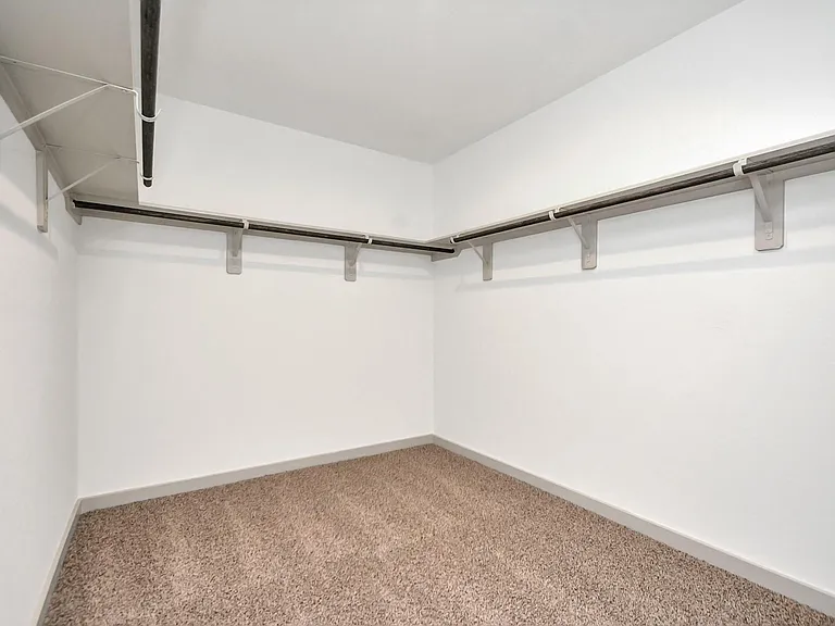 1114 Hughes Crossing Dr — Photo 23