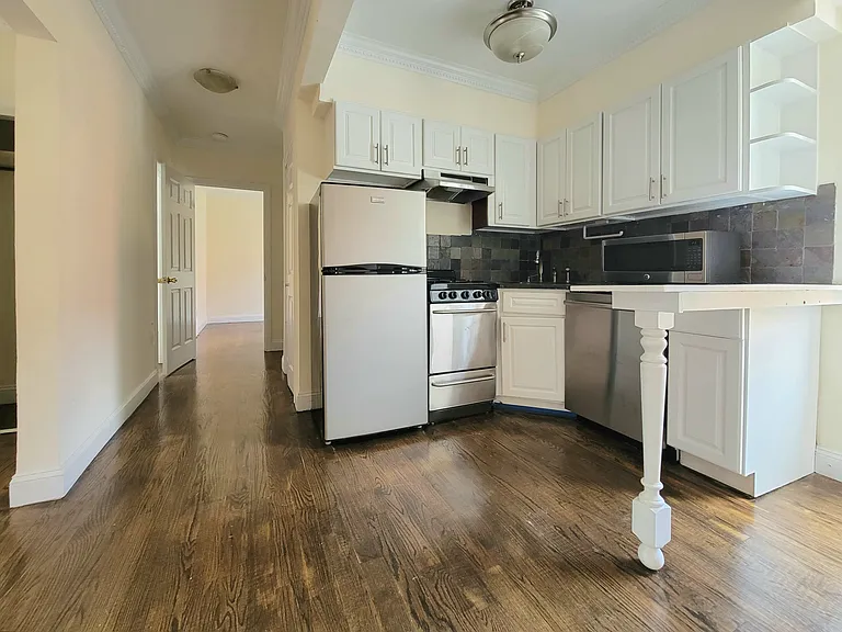 130 E 4th St #7 — Photo 1