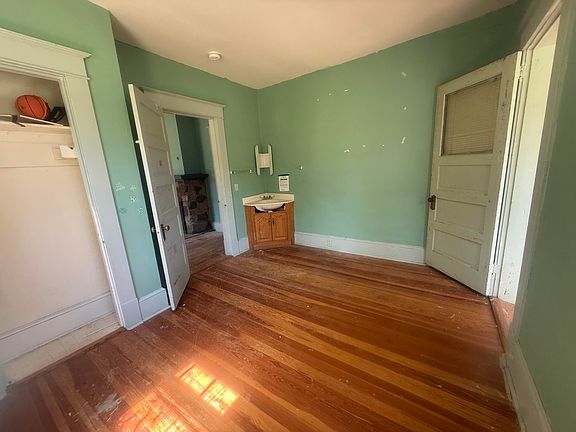 3rd image of 181 Louie St