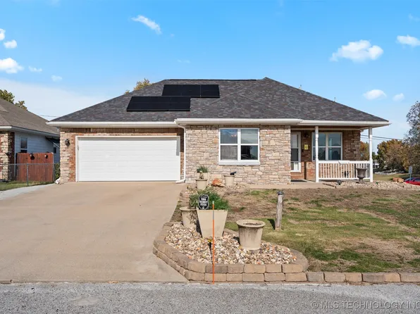 1407 W 9th St, Grove, OK 74344