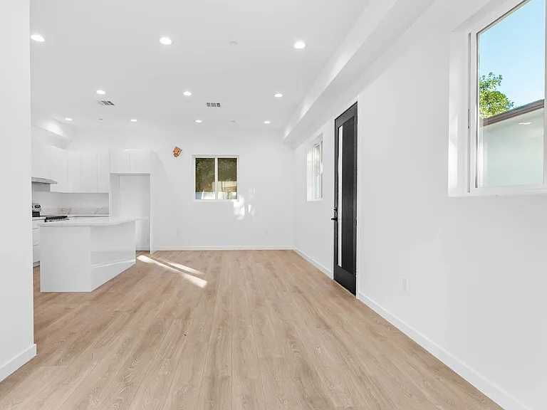 6846 Cedros Ave — Photo 10