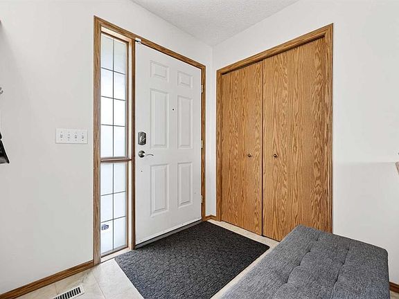 3rd image of 112 SE Hidden Ranch Cres NW