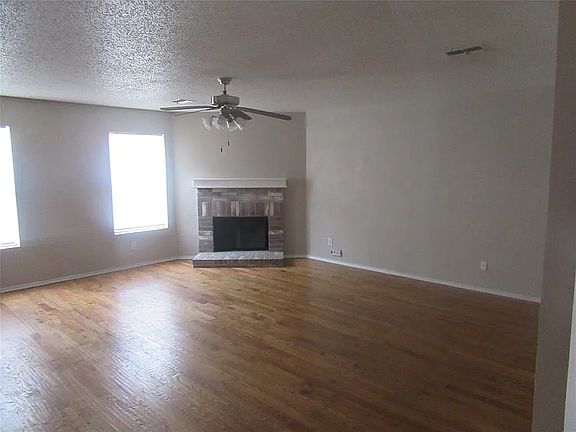 3rd image of 215 Idlewyld Dr