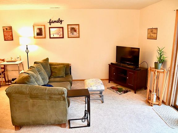 4th image of 930 W Pleasant Dr