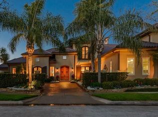 10 Waterford Oaks Ln, Kemah, TX 77565
