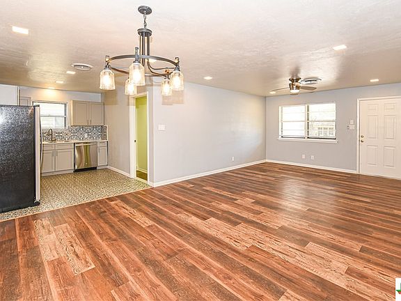 4th image of 705 W Avenue F