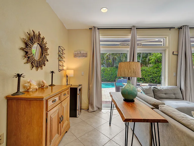 220 Pine Ave — Photo 23