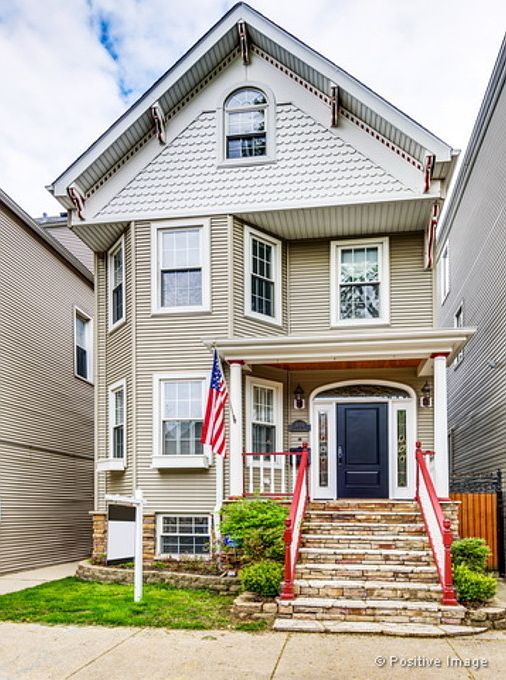 1st image of 3253 N Leavitt St #1
