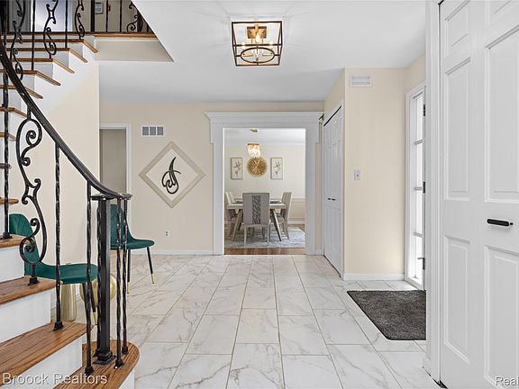 5th image of 6679 Edinborough Dr
