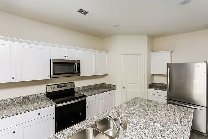 4 bed, 2.0 bath, 1827 sqft, $2,305 — Photo 2