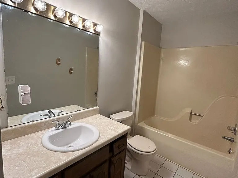 901 Locke Dr — Photo 13
