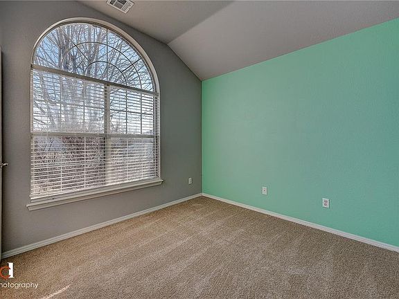 5th image of 880 Honeysuckle Dr