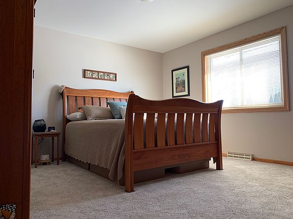 3rd image of 164 Lexington Ct