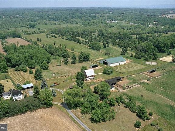 3rd image of 901 Old Leetown Pike