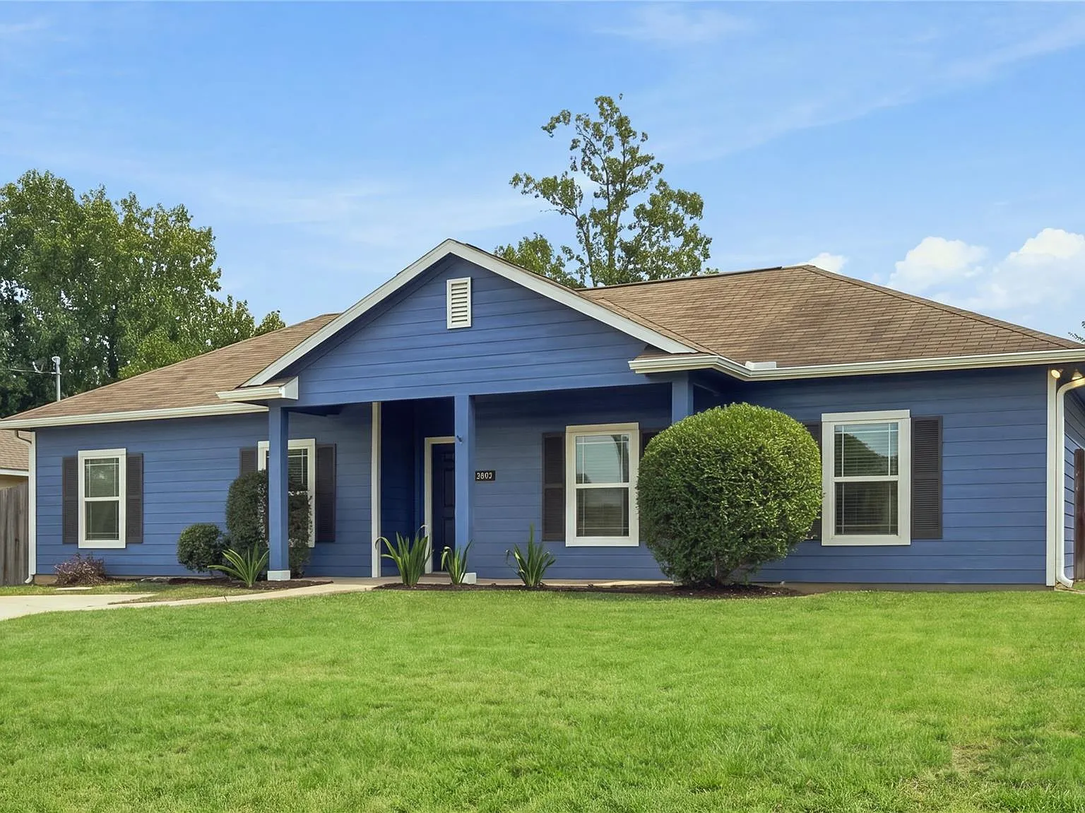 4 bed, 2.0 bath, 1330 sqft, $1,500 — Photo 2