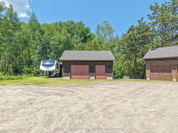 3rd image of 1033 Centennial Cres