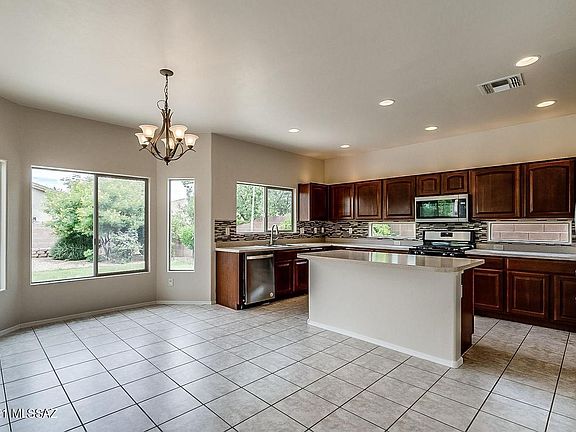 3rd image of 121 E Placita Lago Del Encanto