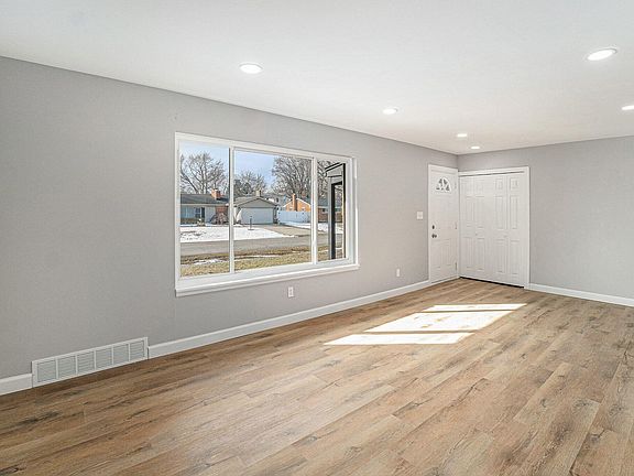 2nd image of 1916 Hollingsworth Dr