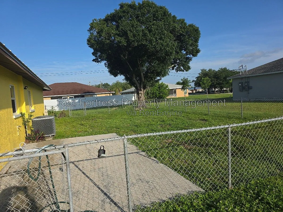 3 bed, 2.0 bath, 1300 sqft, $1,799 — Photo 3