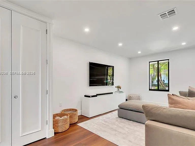 3425 Alhambra Cir — Photo 29