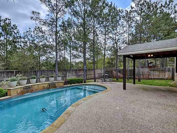 3rd image of 22 N Queenscliff Cir