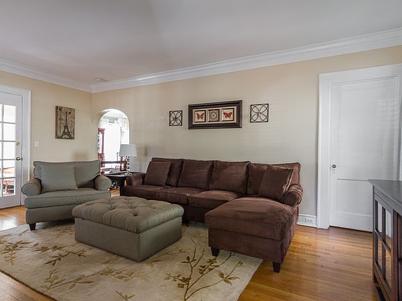 Spacious, bright living room