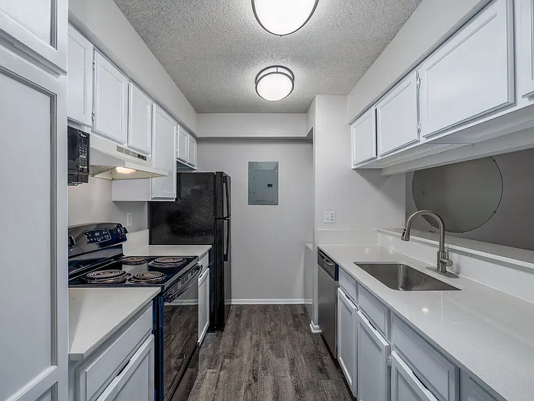 Falcon Point Apartments — Photo 25