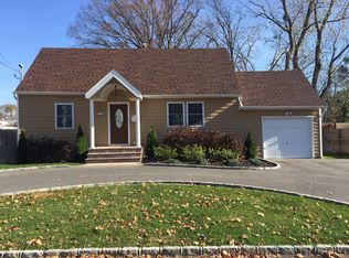 39 Livingston St, Deer Park, NY 11729