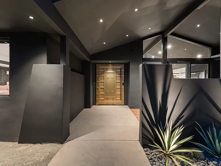 850 E Sierra Way — Photo 4