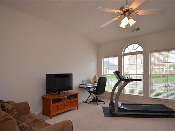 4th image of 205 Gleneagles Way