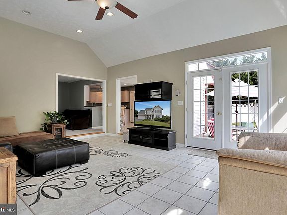 5th image of 209 Combe Dr