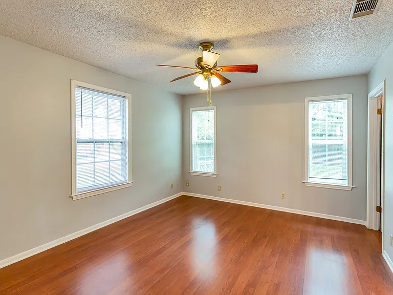 1st bedroom, opposite view