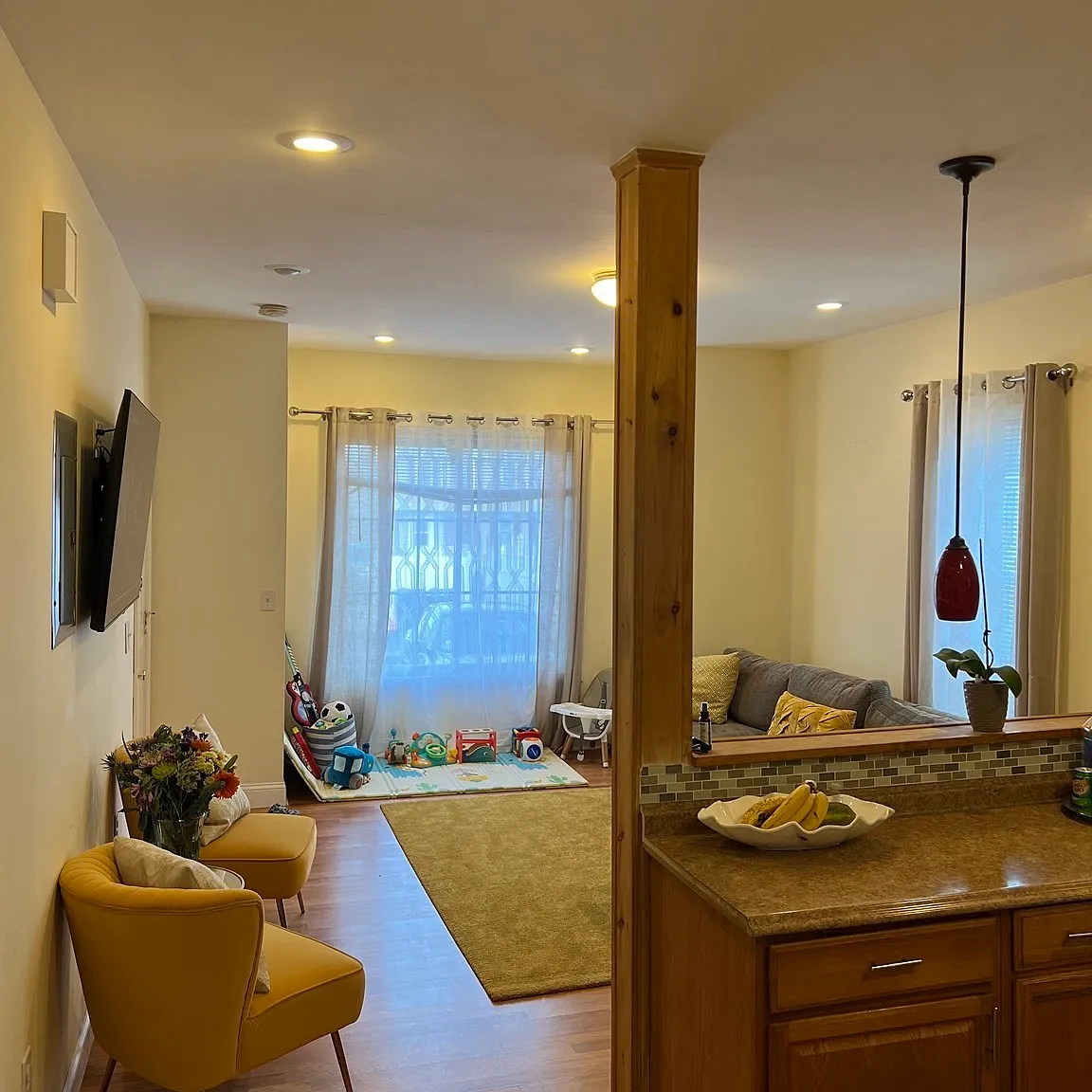 2 bed, 1.0 bath, 2000 sqft, $2,300 — Photo 2