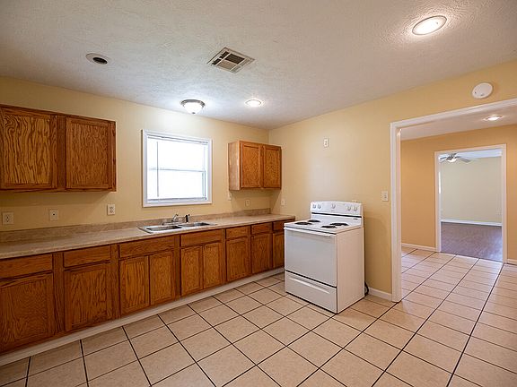 1009-SAMPSON-STREET-kitchen_08122025