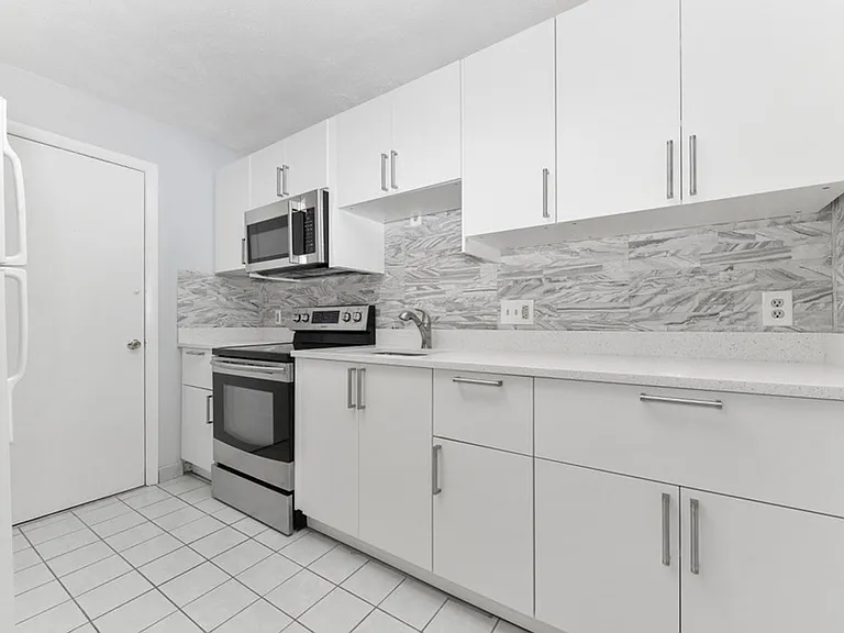 900 Governors Dr #3 — Photo 2