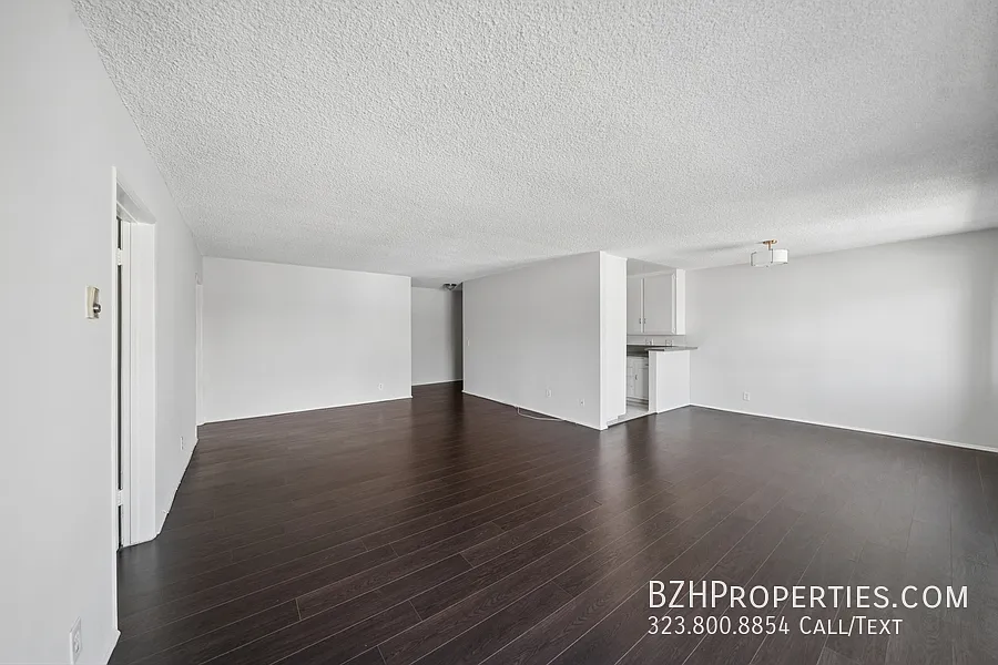Bright Spacious Upper 3 Bedroom with Tandem Parking — Photo 2