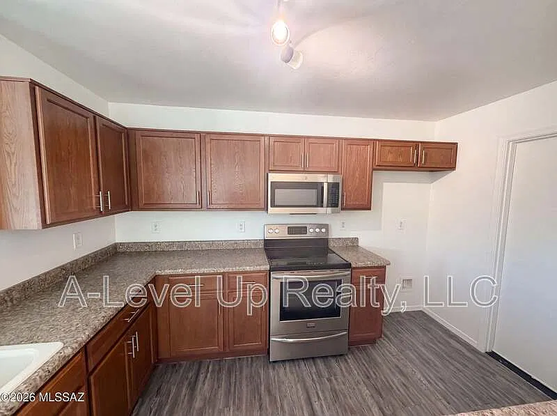 4 bed, 2.5 bath, 1600 sqft, $1,800 — Photo 3